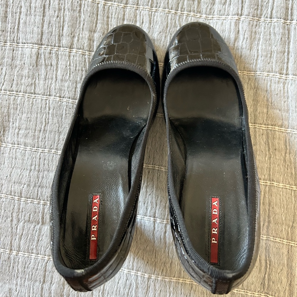 Prada pumps classic and elegant not worn